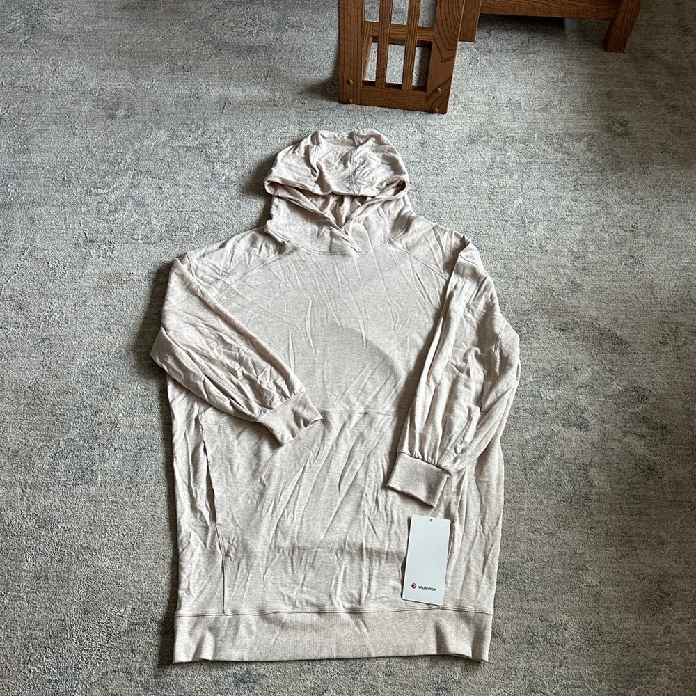 Lululemon Sleek Stillness hoodie Cream color, size M/L